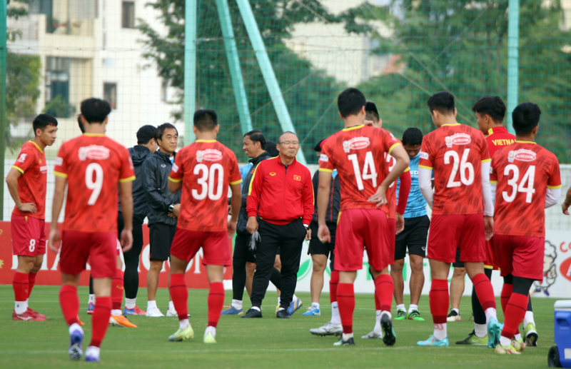 dt-viet-nam-hanh-quan-sang-lao-cho-nghenh-chien-aff-cup